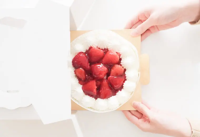 ケーキを箱から出しているイメージ