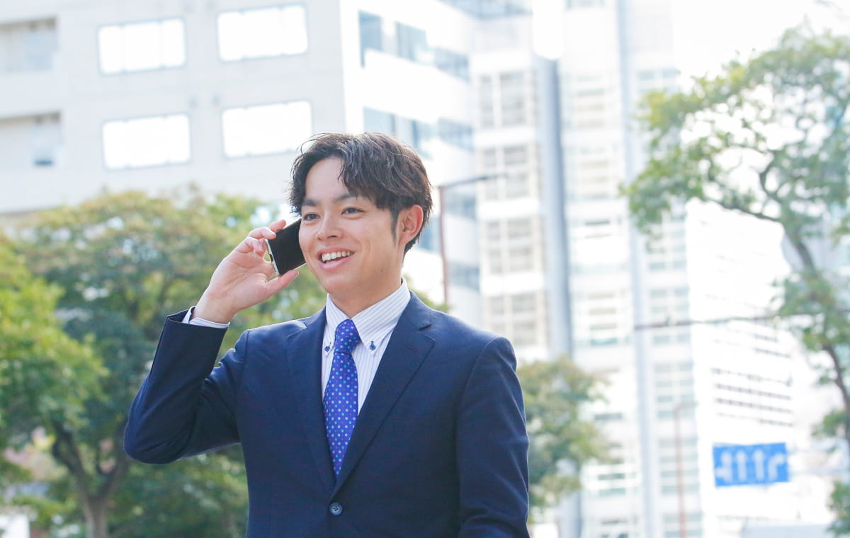 屋外で笑顔を見せる社員の様子